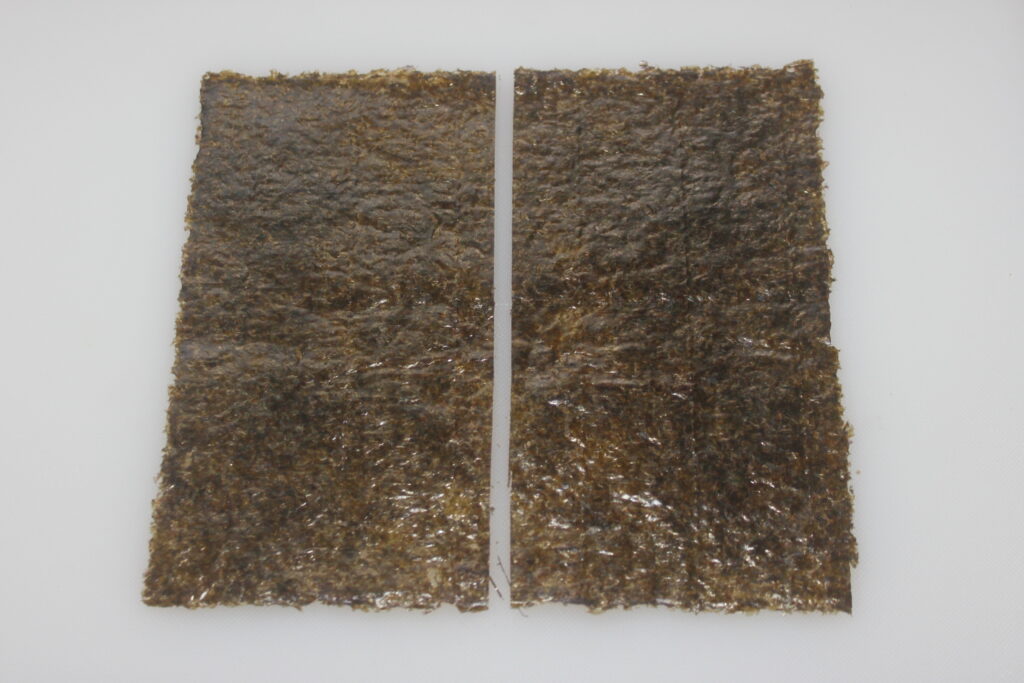 Deux feuilles rectangulaires d'algues séchées placées côte à côte sur un fond blanc.