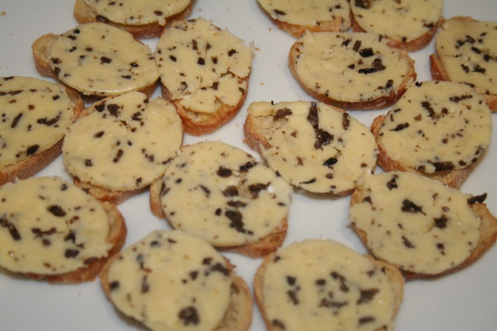 Croutons au beurre de truffe noire