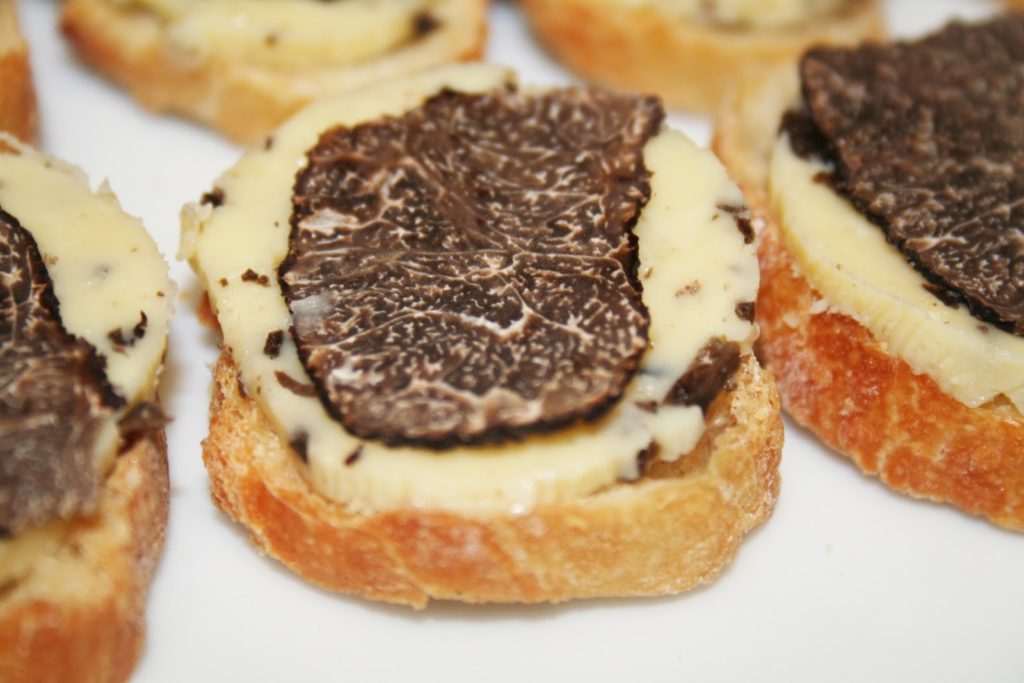 Croutons au beurre de truffe noire