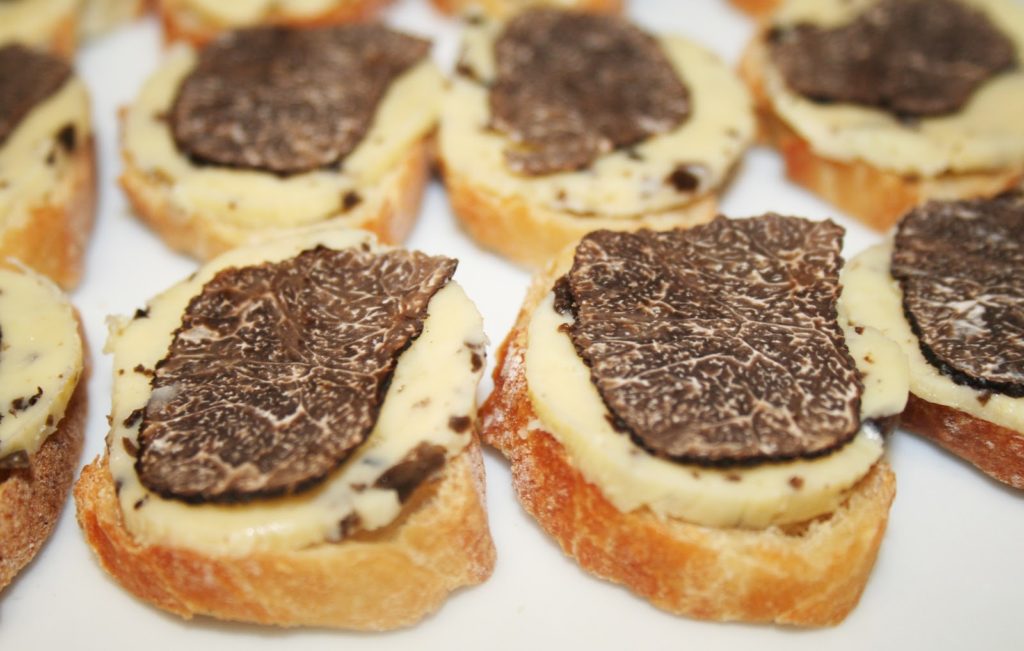 Croutons au beurre de truffe noire