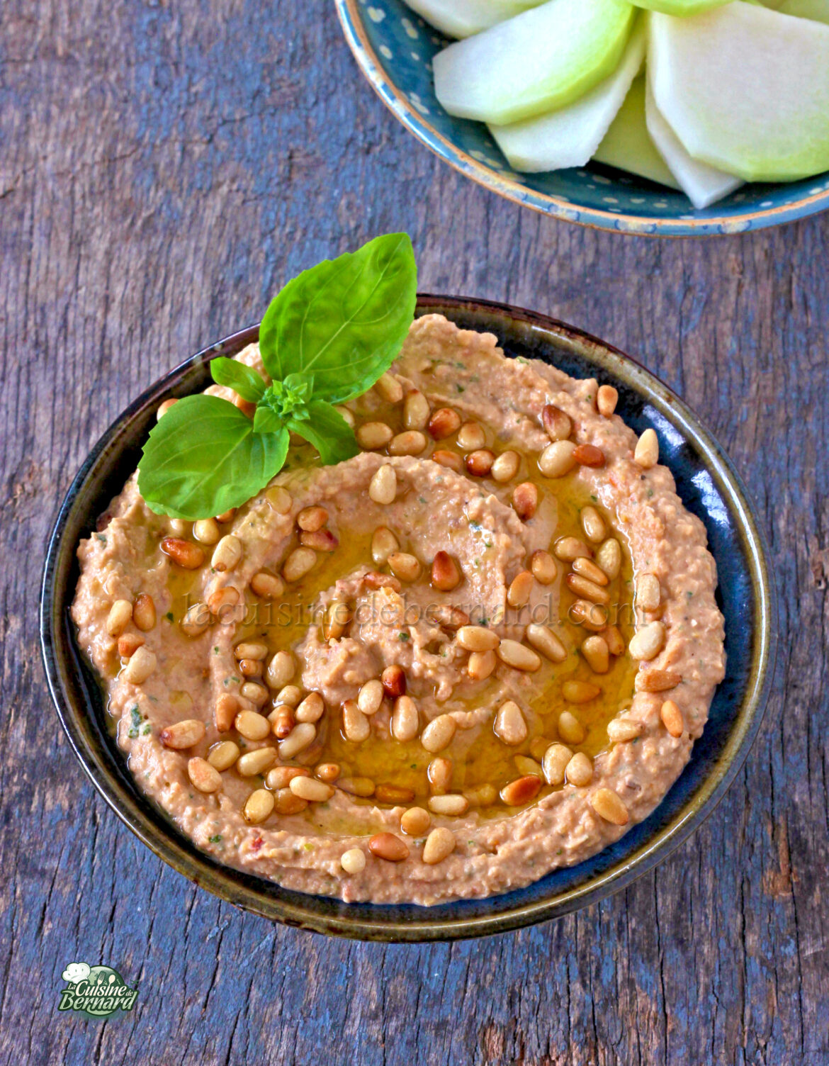 وعاء من الحمص والتفاح على طاولة خشبية.