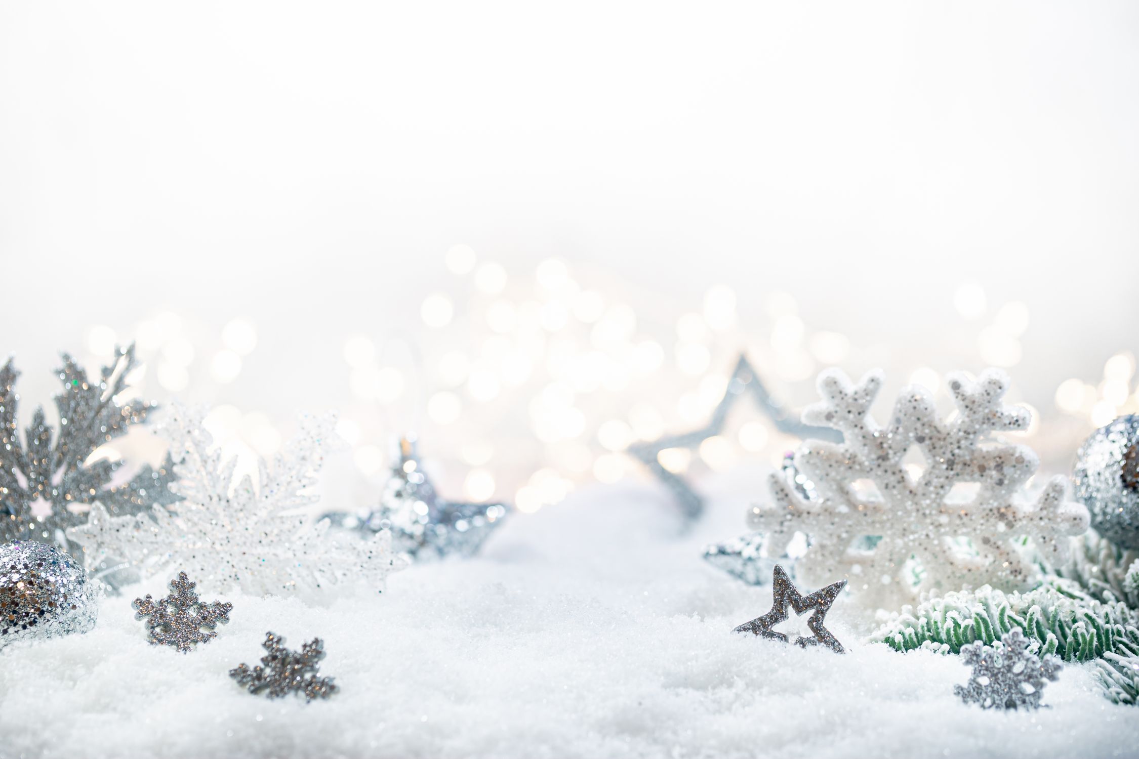 christmas decorations on snow 2022 10 04 21 23 39 utc 1